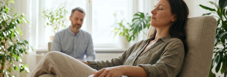 Personne détendue en séance d'hypnose thérapeutique dans un cabinet chaleureux